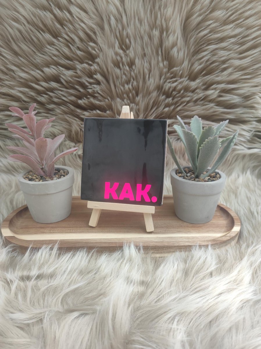 Robuust Wenstegeltje “KAK.” – 10X10cm – Humoristisch Cadeau – Trendy nu – Wanddecoratie – Cadeau voor Nieuwe Woning, Housewarming of voor vriend(in) – Sfeervol en Persoonlijk – Zomaar – Decoratief Tegeltje met Standaard – Cadeau Idee
