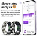 Twee zilveren ringen met geblokte band en twee smartphones met slaapanalyse grafieken.