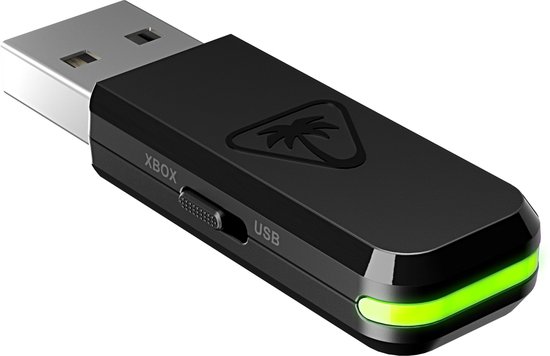Zwarte USB-dongle voor de Turtle Beach gaming headset, met groen oplichtende indicator.