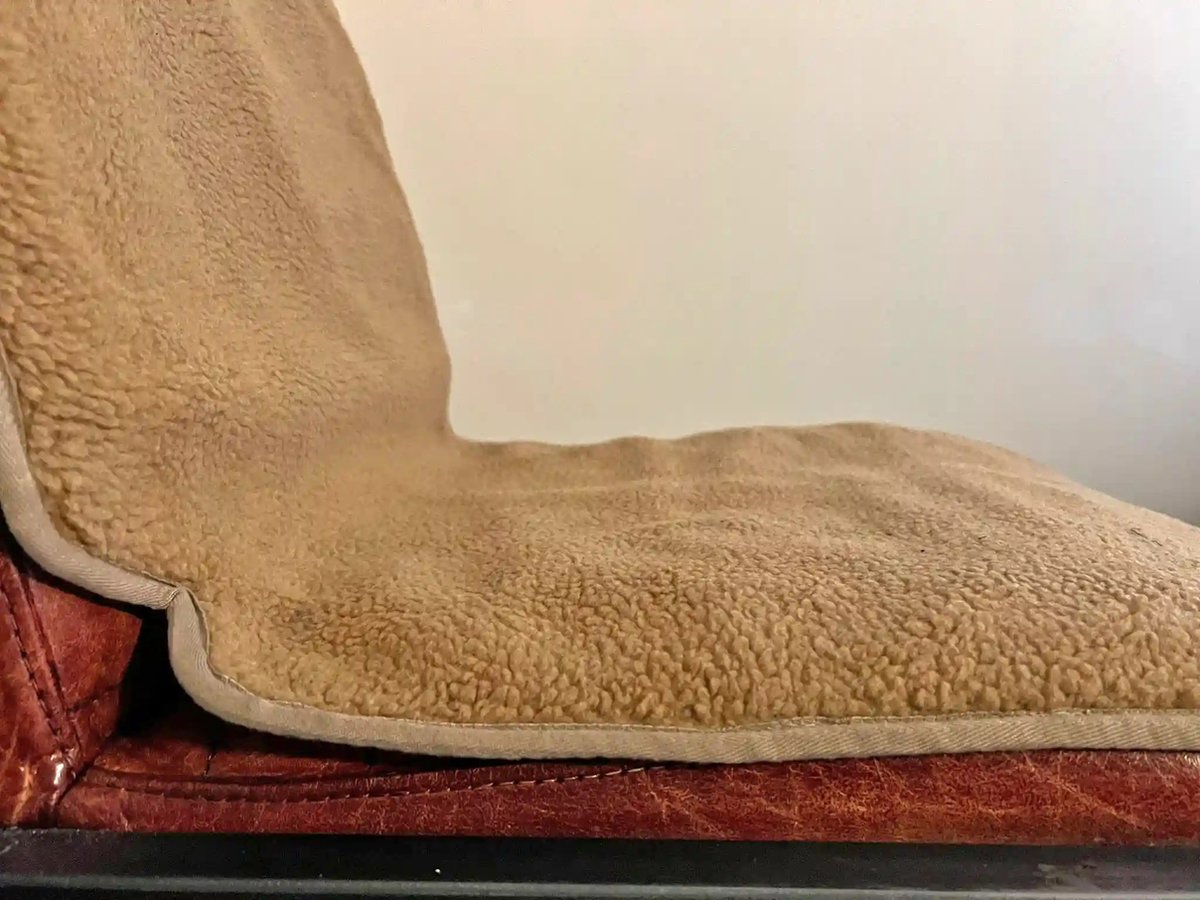 Nikki Amsterdam | The.Seat Pad | Warmtedeken | Stoelverwarmer | Duurzaam & Draadloos | Infrarood warmtedeken | Bureaustoelkleed | 135 x 45 cm | Woolly | Taupe | Bruin | Beige | Binnen en Buiten | Incl. Powerbank (16000mAh) | Gebruiksduur: tot 12 uur – foto 2
