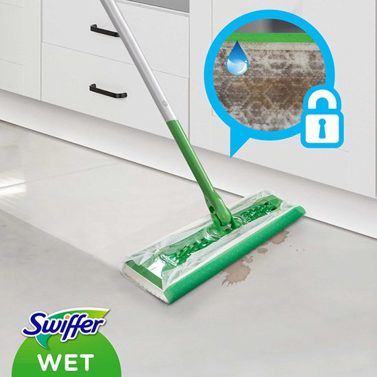 Serpillière verte Swiffer Wet avec manche nettoie un sol clair dans une cuisine. Illustration montre comment la saleté est piégée.