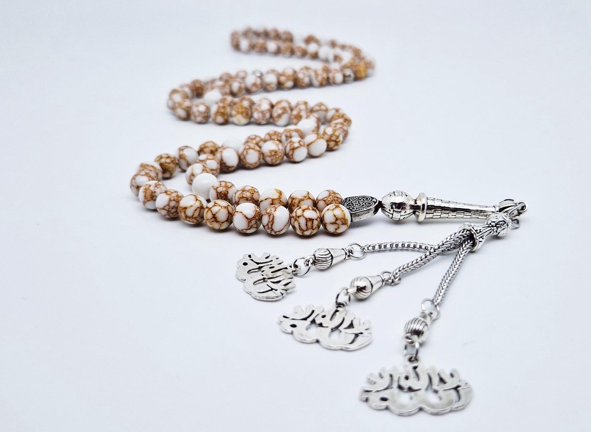 Handgemaakte tesbih "Tasbih" natuursteen "Wit howliet gesponnen goud" - Aantal kralen 99 - Diameter kralen 8MM - met metaal tassel "La alih ala allah" - Een mooi cadeau-idee