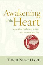 Boek 'Awakening of the Heart' met in het geel 'Awakening' en rood 'Heart' op een witte achtergrond met subtiele bomen en zittende boeddhistische figuren. Rechts een rond detail met een zittende boeddhist en een groep luisteraars.