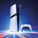 Witte PlayStation 5 Pro console met zwarte accenten en een witte controller, op een blauwe achtergrond met lichtstralen.