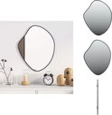 Een spiegel met organische vorm en zwart frame, met een houten detail, naast decoraties.