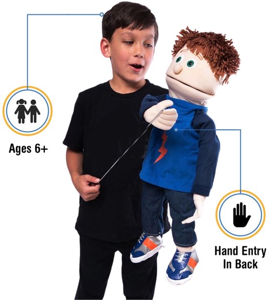 Jongen met handpop Tommie, 60 cm, blauw shirt met bliksem, spijkerbroek. Handingang achterkant.