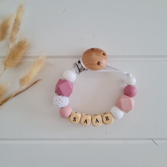Foto: Speenkoord met naam speenketting meisje roze wit gehaakt hout kraamcadeau musthave model saar