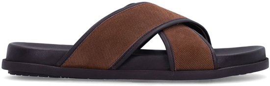 Tongs marron en daim avec brides croisées.