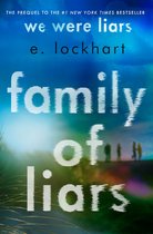 Boekcover 'Family of Liars' met de titel in witte letters op een blauwe, wazige achtergrond met de tekst 'The Prequel to the #1 New York Times Bestseller'.
