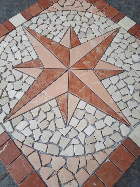 Gedetailleerde mozaïektegel met een rode en crèmekleurige windroos van marmer, ingebed in kleine steentjes.