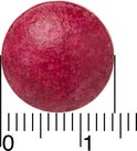 Close-up van een enkele rode tablet met afmetingen. De tablet is 1,4 cm groot.