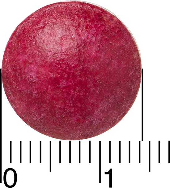 Close-up van een enkele rode tablet met afmetingen. De tablet is 1,4 cm groot.