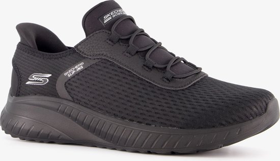 Zwarte slip-ins sneaker van Skechers met veters en mesh bovenwerk, schuin van voren gezien.