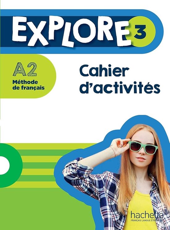 Explore 3 A2 Cahier d'activités. Cahier d'exercices de français avec couverture verte rayée. Une fille avec des lunettes de soleil sur la couverture.