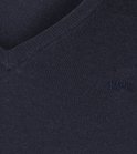 Gedetailleerde opname van het geborduurde 'MG' logo op een marineblauwe V-hals trui.