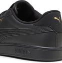 Detail van de hiel van een zwarte Puma Smash sneaker met gouden Puma logo.