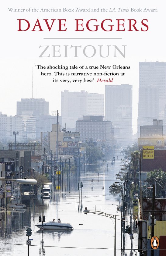 Boekcover van 'Zeitoun' door Dave Eggers, met een foto van een ondergelopen straat in New Orleans.