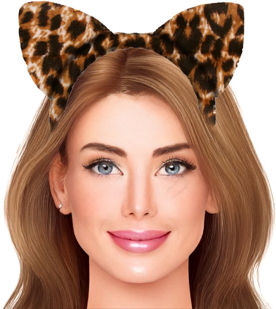 Model met diadeem en luipaardprint oortjes.