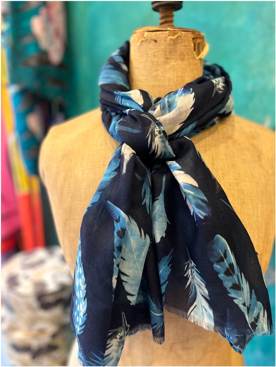 blauw sjaaltje met veren, langwerpige Lovely scarfs sjaal, dames shawl, luchtige sjaal, dunne shawl, blauwe sjaal, boho stijl, veertjes, licht blauw, kobaltblauw, aqua blauw