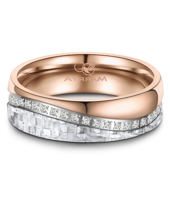 Roségouden ring met een witte, gestructureerde band en een rij diamanten.