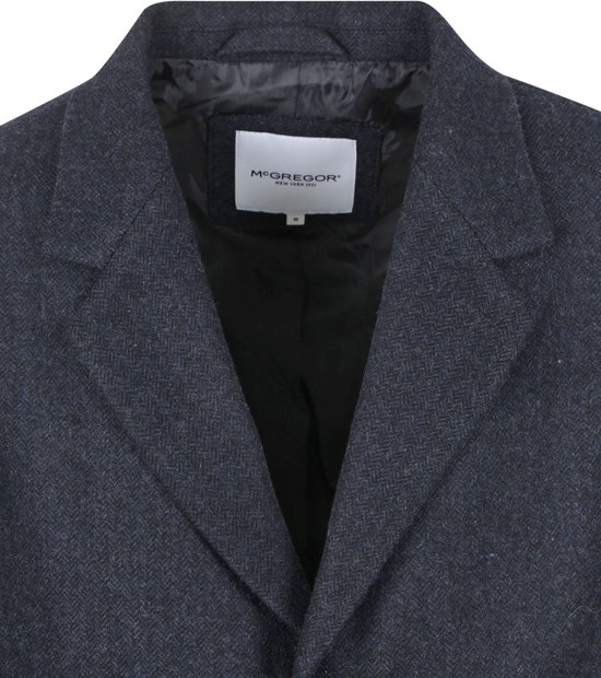 Sluiting van de donkerblauwe wollen McGregor jas met visgraatpatroon, kraag en McGregor label.
