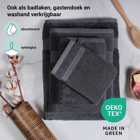 Pile de serviettes gris foncé, absorbantes avec boucle de suspension.