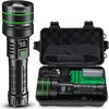Kochar XJ01 zaklamp met groene accenten, digitale weergave en een opbergkoffer met toebehoren.