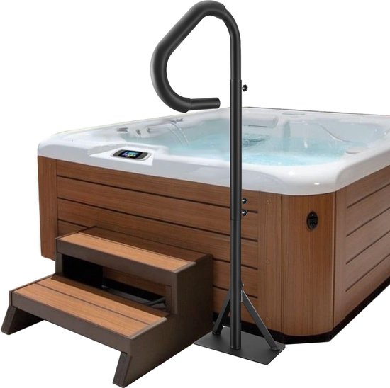 Matzwarte, in hoogte verstelbare handgreep naast een hot tub met houten treden.