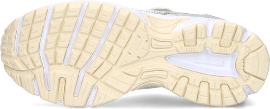 Onderkant van een crèmekleurige Saucony sneaker met zilverkleurige accenten.