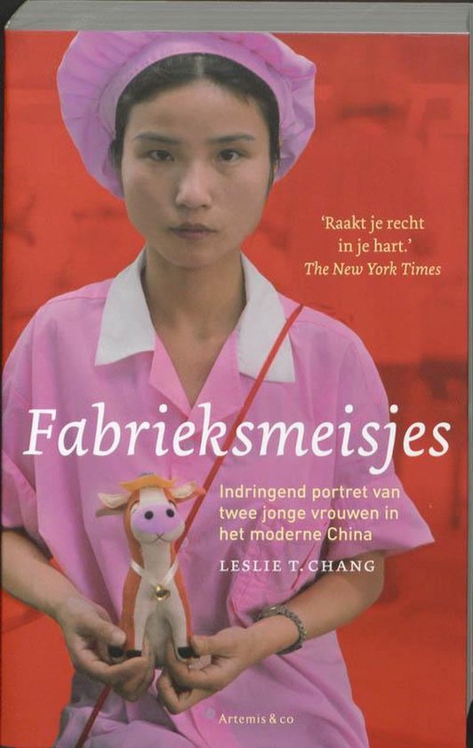 Boekomslag 'Fabrieksmeisjes' met jonge vrouw in roze werkkleding die een pluche speelgoedkoe vasthoudt.
