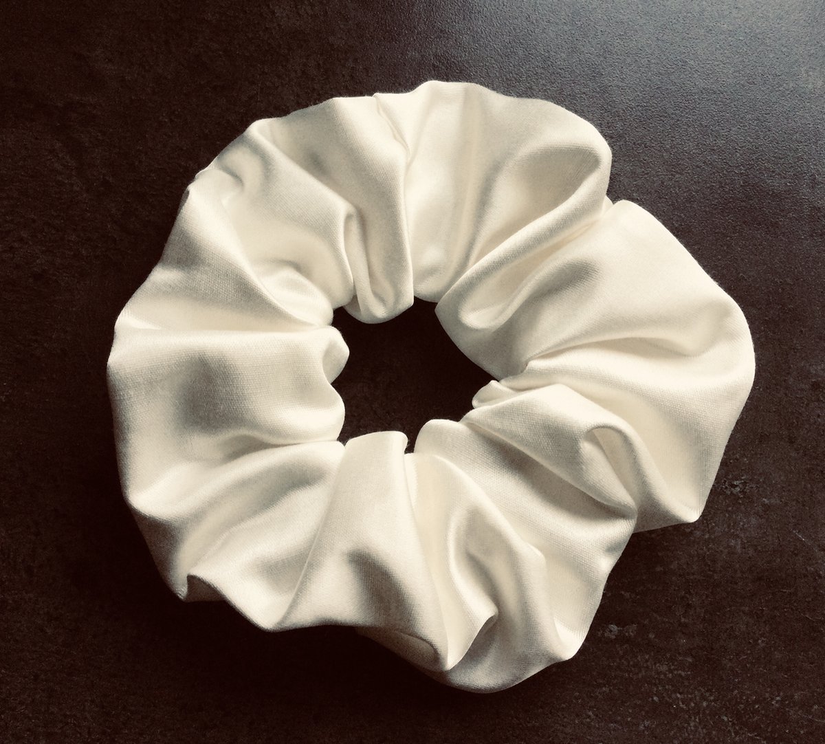 Scrunchie haarwokkel XL / XXL ivoor - handgemaakt - handmade - stevige kwaliteit