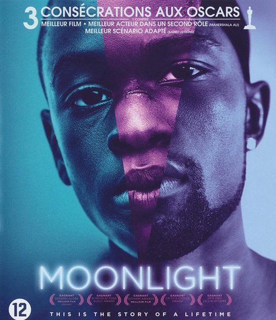 Filmposter van Moonlight met een close-up van een man wiens gezicht gedeeltelijk in paars en deels in blauw licht baadt. Tekst: 'MOONLIGHT', '3 CONSECUTIES AUX OSCARS'