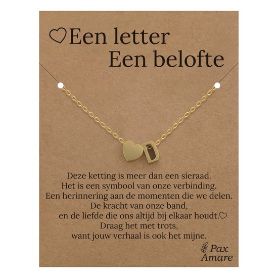 Gouden ketting met hartje en de letter D op een kaart met de tekst 'Een letter Een belofte'.