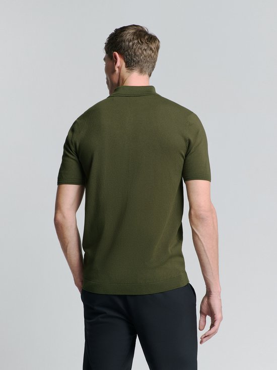 Achterkant van een legergroen gebreid poloshirt voor heren, met korte mouwen.