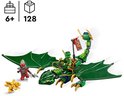 Een meisje met twee bollen in haar haar speelt met een groene LEGO draak en groene/rode ninjapopper figuren.