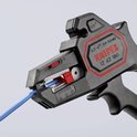 Zwarte kabelstripper met rode accenten, die een blauwe kabel strippen. Met schaalverdeling.