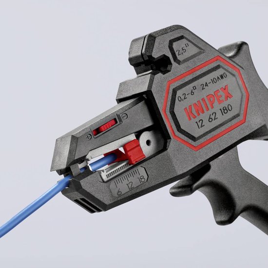 Zwarte kabelstripper met rode accenten, die een blauwe kabel strippen. Met schaalverdeling.