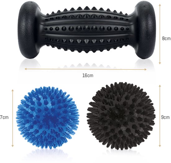Afmetingen van de zwarte voetroller (16x8cm) en de blauwe (7cm) en zwarte (9cm) spiky ballen.