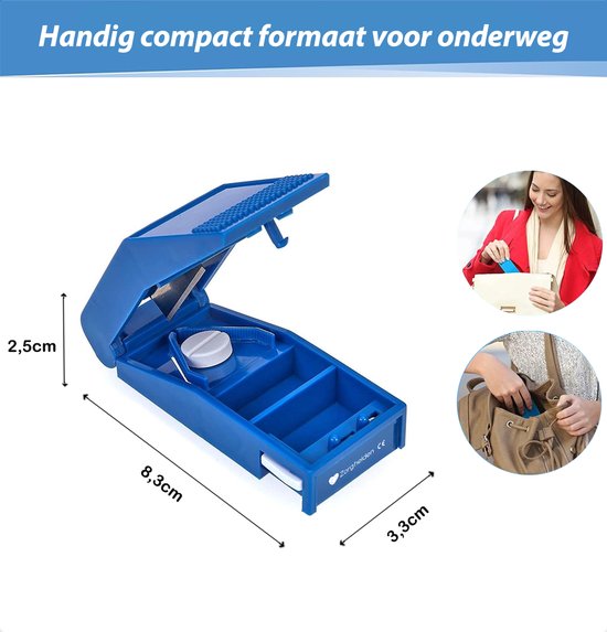 Blauwe pillensnijder met afmetingen 8,3x3,3x2,5cm, compact voor onderweg. Vrouw stopt pillensnijder in tas.