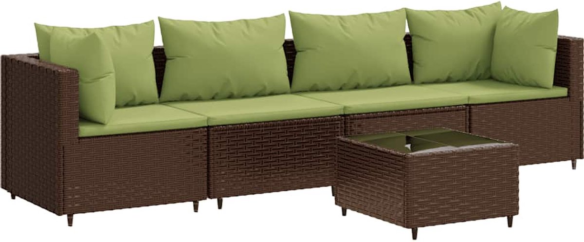 Bruine poly rattan loungeset met kussens en stoelen voor buiten.