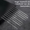 Een rij van tien vijlen met zwarte handvatten en metalen uiteinden, die hoge taaiheid en hardheid van de vijlen tonen.