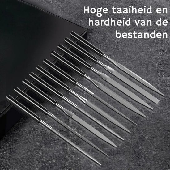 Een rij van tien vijlen met zwarte handvatten en metalen uiteinden, die hoge taaiheid en hardheid van de vijlen tonen.
