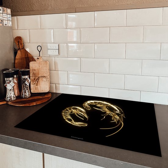 KitchenYeah® Inductie beschermer 65x50 cm - Garnalen - Zwart - Goud - Kookplaataccessoires - Afdekplaat voor kookplaat - Inductiebeschermer - Inductiemat - Inductieplaat mat - Keuken decoratie