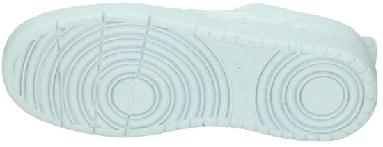 Onderkant van een witte Nike sneaker voor kinderen, met profiel en het Nike logo.