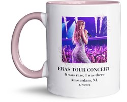 NietMokken.nl - Keramische mok met Eras Tour Amsterdam concert ontwerp - Perfect voor Taylor Swift fans - Aan beide zijden bedrukt - Vaatwasser- en magnetronbestendig - Ideaal cadeau voor Swifties om je concertmoment te herbeleven! - 4 juli versie