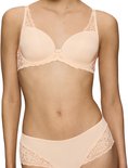 Perzikroze beha met bijpassende slip, kantdetails op de cups en slipranden.