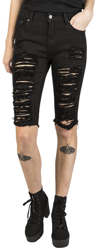 Zwarte Forplay shorts met vele opvallende scheuren aan de voorkant en rafelige zoom, gedragen met zwarte laarsjes.