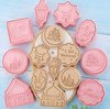 Set van 10 roze en bruine Ramadan koekjesvormen met islamitische motieven zoals moskeeën, lantaarns, sterren en de maan. Sommige met 'Eid Mubarak'.
