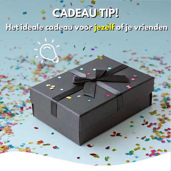 Een zwarte geschenkdoos met een strik, omringd door confetti. Boven de doos staat de tekst 'CADEAU TIP! Het ideale cadeau voor jezelf of je vrienden'.