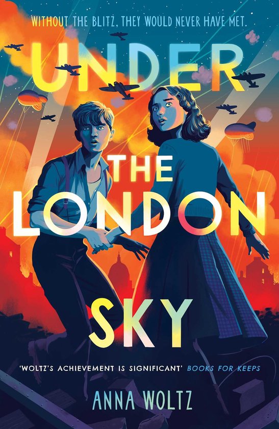 Illustratie van twee jongeren, een jongen en een meisje, voor de titel 'Under the London Sky' tegen een achtergrond van bommenwerpers, parachutes en brandende steden.